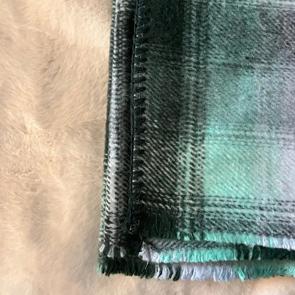 Blanket/Throw - Picture 2 of 7